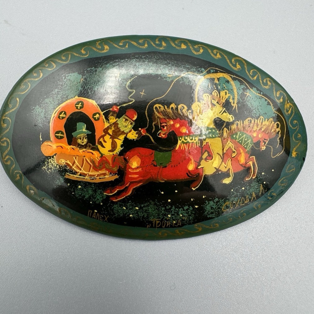 Vtg Russian Wooden Hand Painted Black Lacquered Brooch Pin Horse Sleigh Signed - Picture 7 of 8